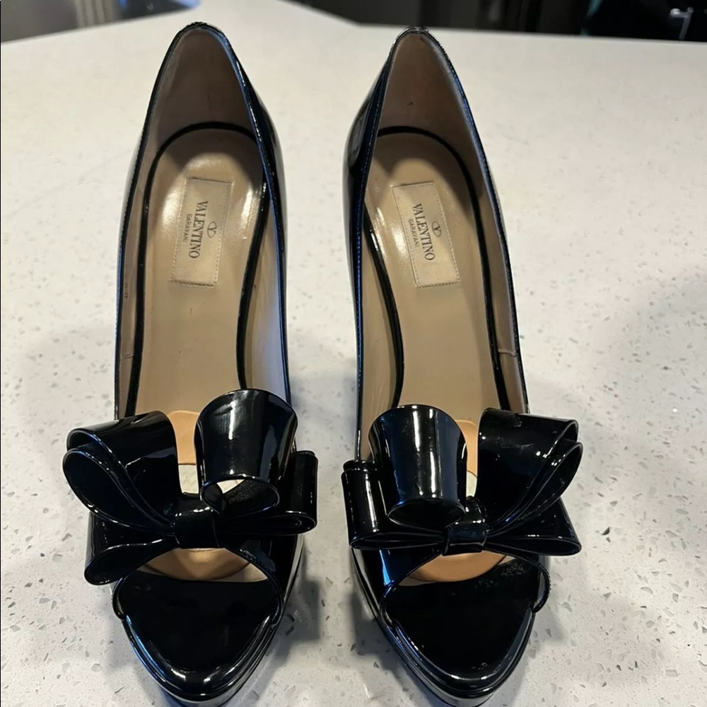 Black patent Valentino bow pump, Open toe preowned condition size 41.